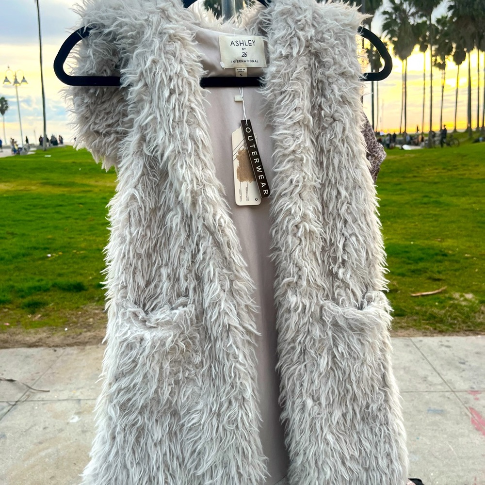 Charming and cozy white fur dress vest, for winter day or night events !